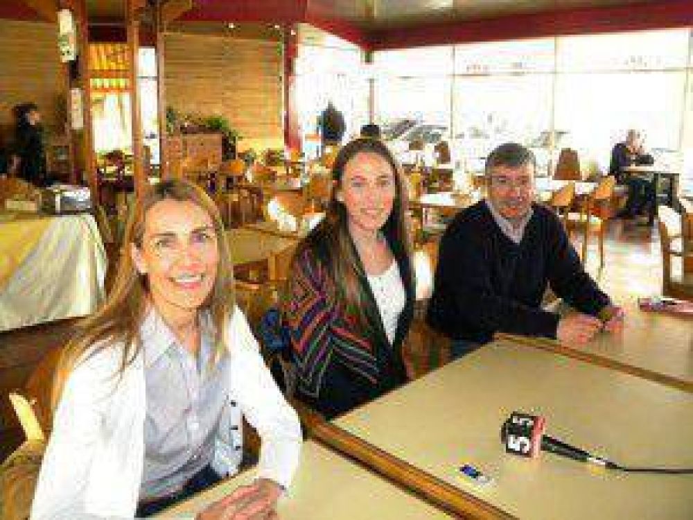 La Diputada Natalia G�mbaro visit� Saladillo de la mano de Fabiana Prado y Agust�n Car�s