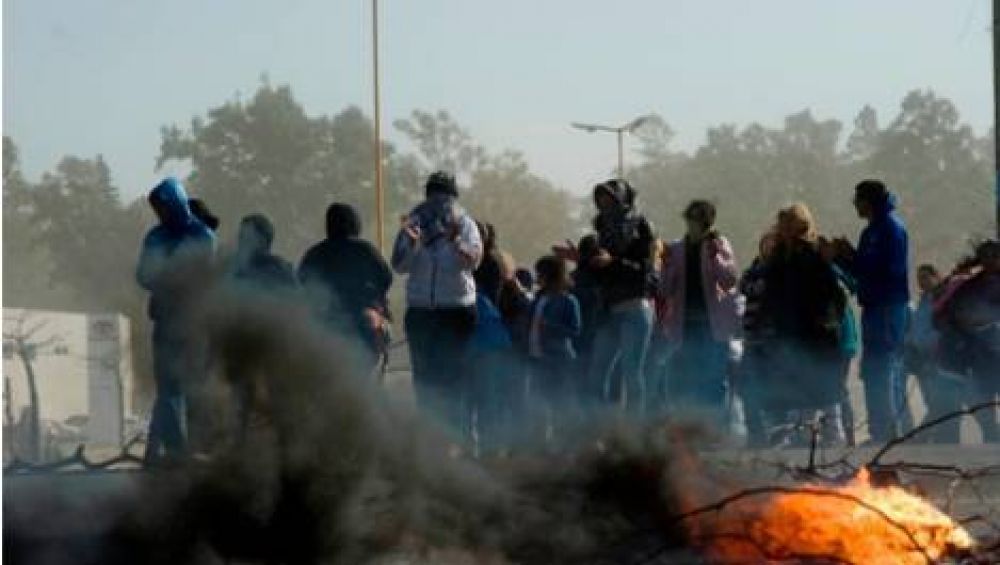Piquete por asistencia social en el ingreso al CAPE