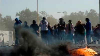 Piquete por asistencia social en el ingreso al CAPE