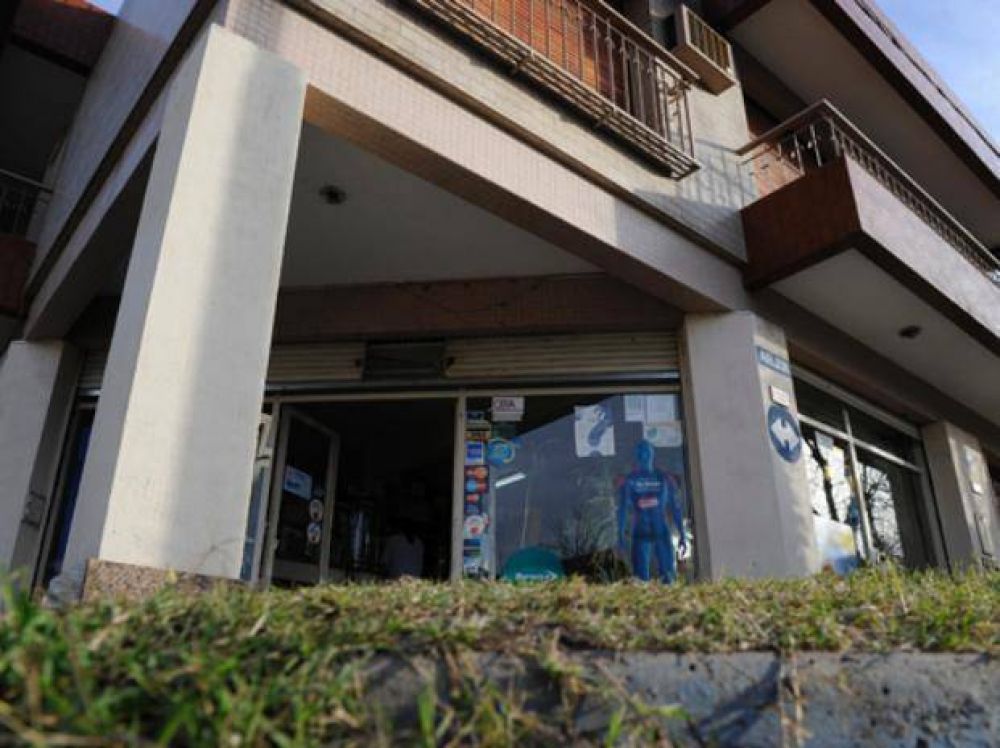 Polic�a de civil hiri� a un ladr�n en una farmacia