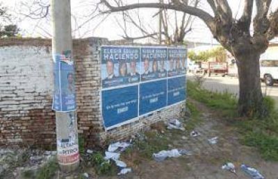 J�venes de La C�mpora denuncian agresiones mientras pegaban afiches