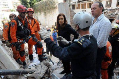 Cristina recorri� la zona de la explosi�n y visit� a los heridos