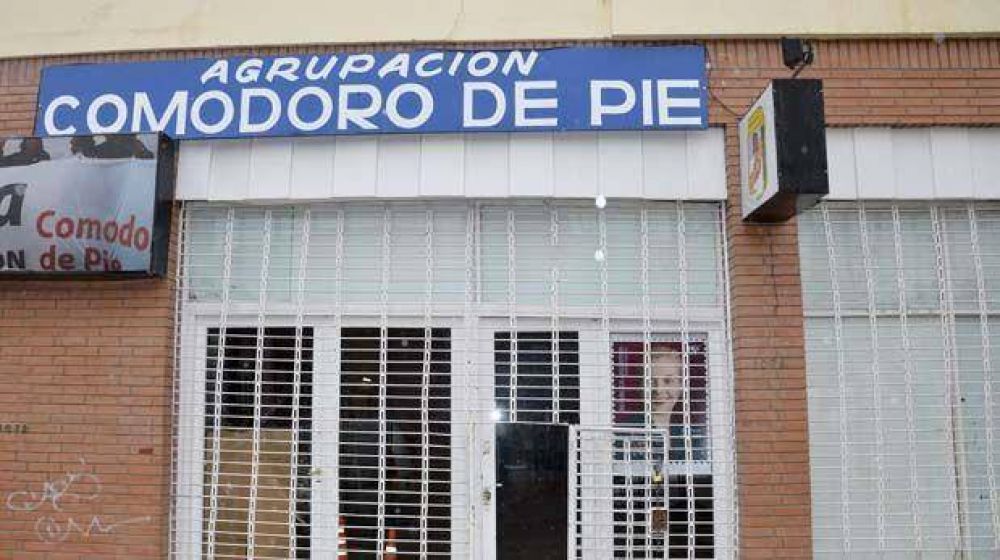 Adentro hubo manotazos y afuera un reclamo laboral