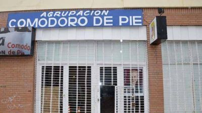 Adentro hubo manotazos y afuera un reclamo laboral