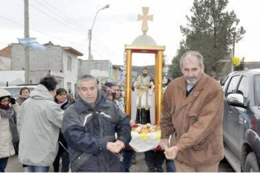 A pesar del fr�o y la lluvia, los fieles peregrinaron por San Cayetano