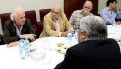 A d�as de las PASO, Solanas comparti� un acto con Moyano