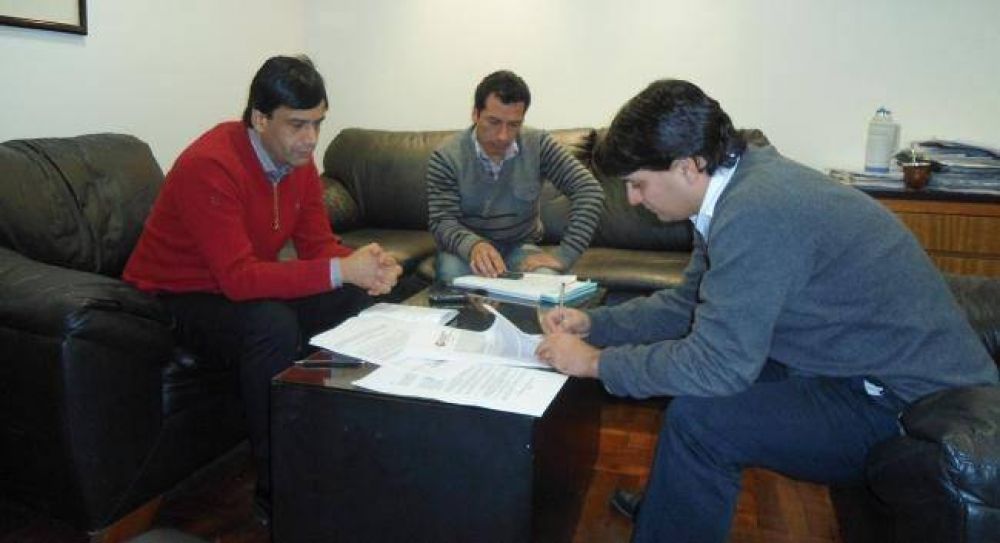 UPCP firm� acuerdo salarial para 2013 por el 17 % y el corrimiento de tres cargos en el escalaf�n