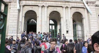 Alumnos del Carb� tendr�n clases por turnos por falta de agua