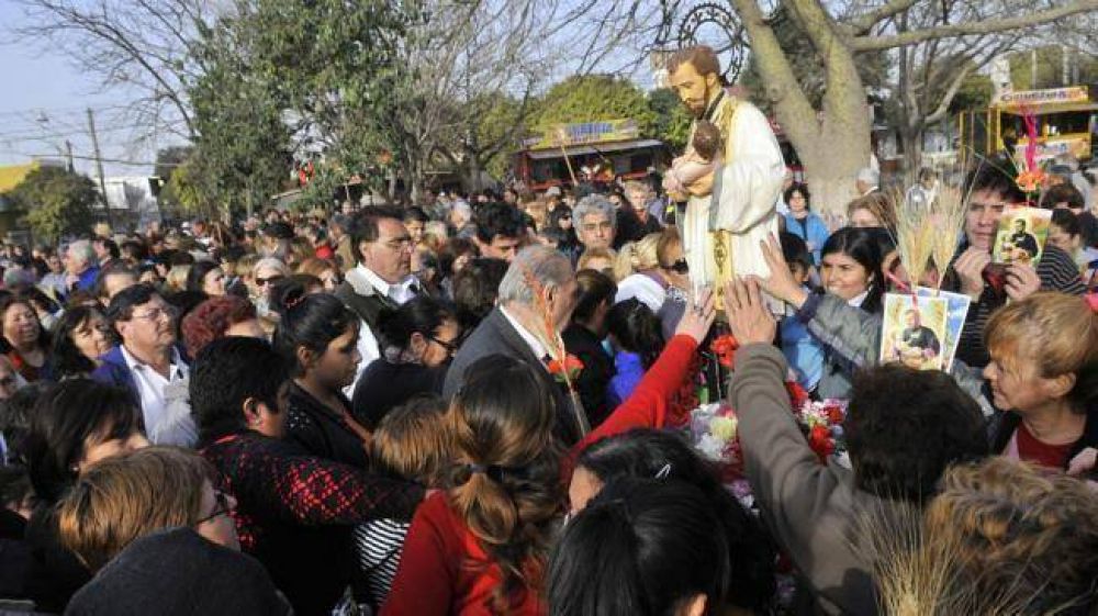 Muchos j�venes en la procesi�n de San Cayetano