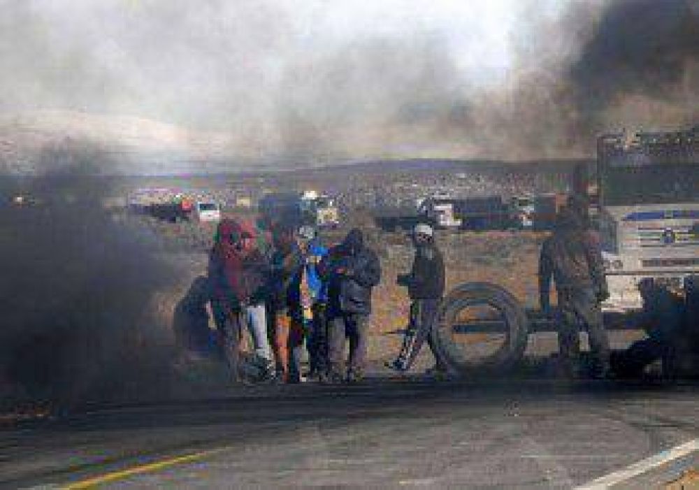 Desocupados de Zapala realizan un bloqueo total sobre Ruta 22 