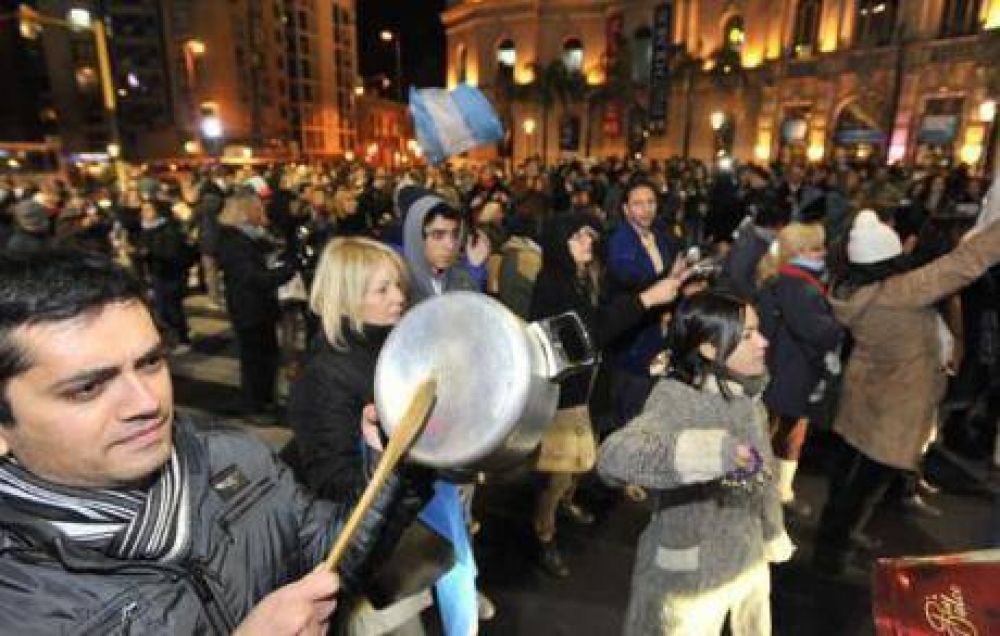 Convocan a un cacerolazo para este jueves