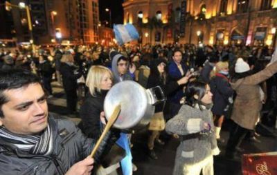 Convocan a un cacerolazo para este jueves