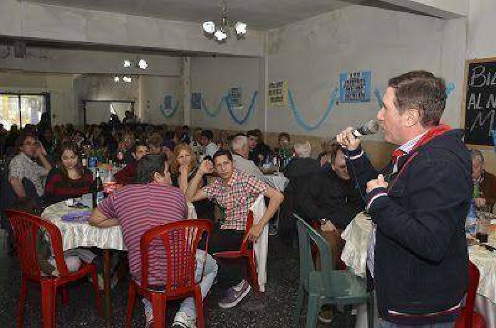 D�az P�rez invitado de honor a la reinauguraci�n del Club M�rmol