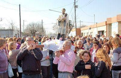 Cientos de fieles renovaron ayer el amor y la fe por San Cayetano