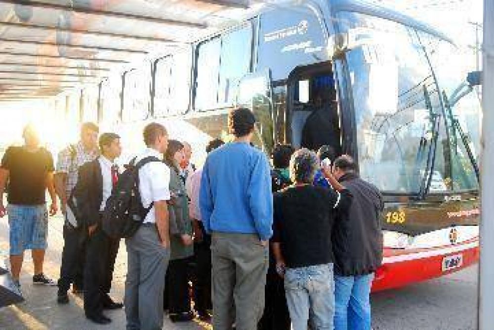 Enojo estudiantil por la suba de los boletos interurbanos de Ko-Ko