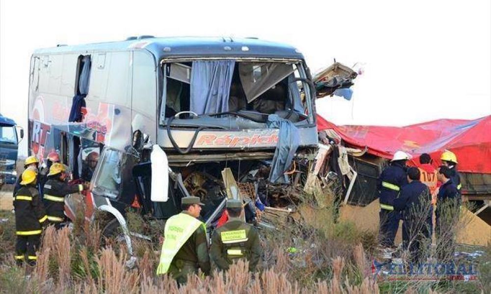 Choque frontal entre un colectivo y un cami�n dej� dos muertos y 14 heridos