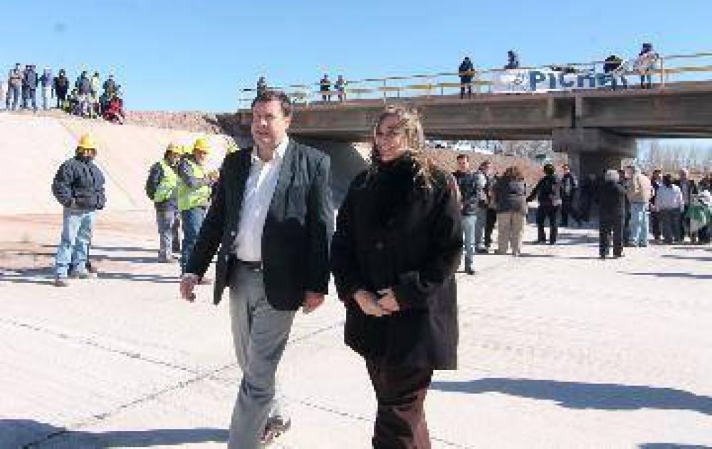 Presentaron el cementado del canal en Cinco Saltos