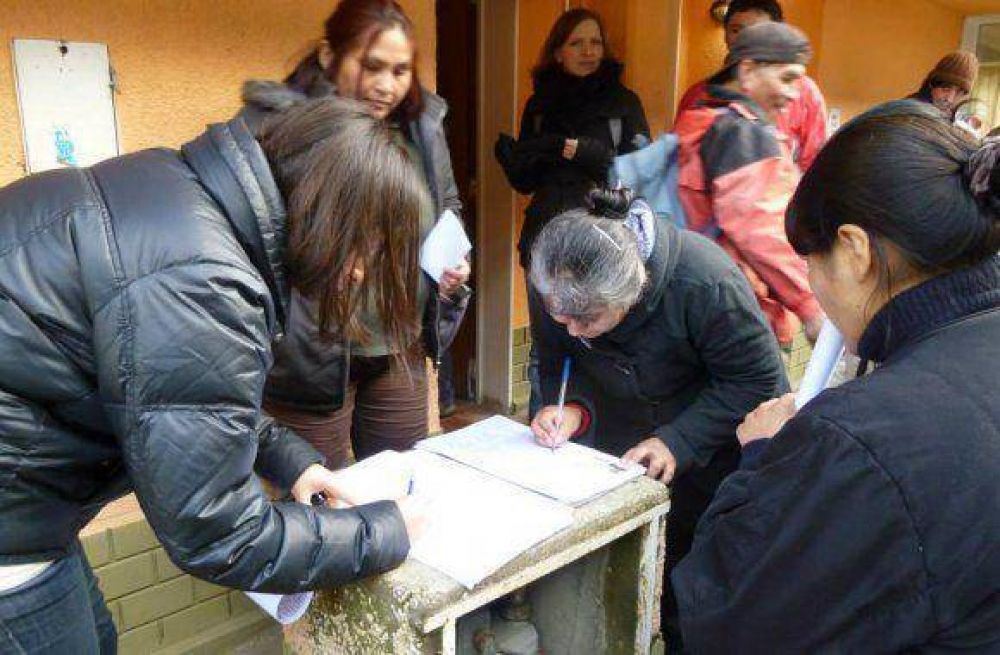 Vecinos firman el petitorio en la entrega de bonos