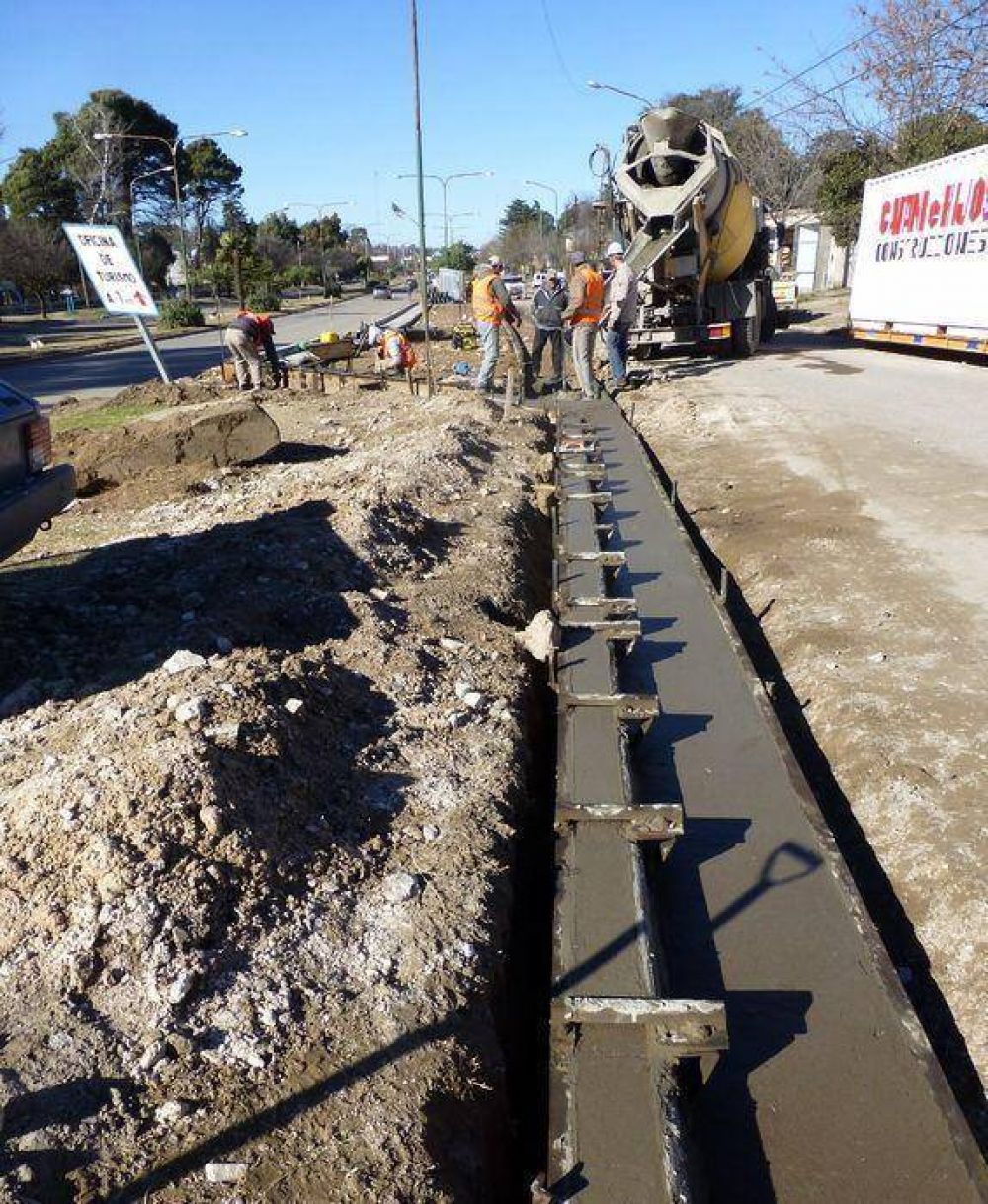 Contin�a la construcci�n de una d�rsena de estacionamiento en Sierra de la Ventana