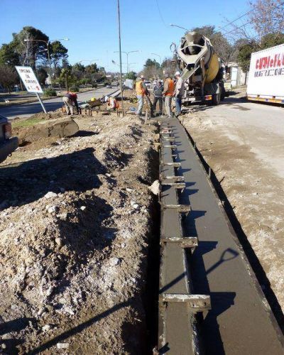 Contin�a la construcci�n de una d�rsena de estacionamiento en Sierra de la Ventana