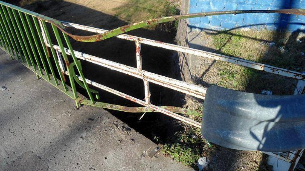 Preocupaci�n por el estado de la baranda de un puente