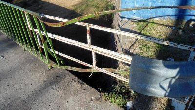 Preocupaci�n por el estado de la baranda de un puente