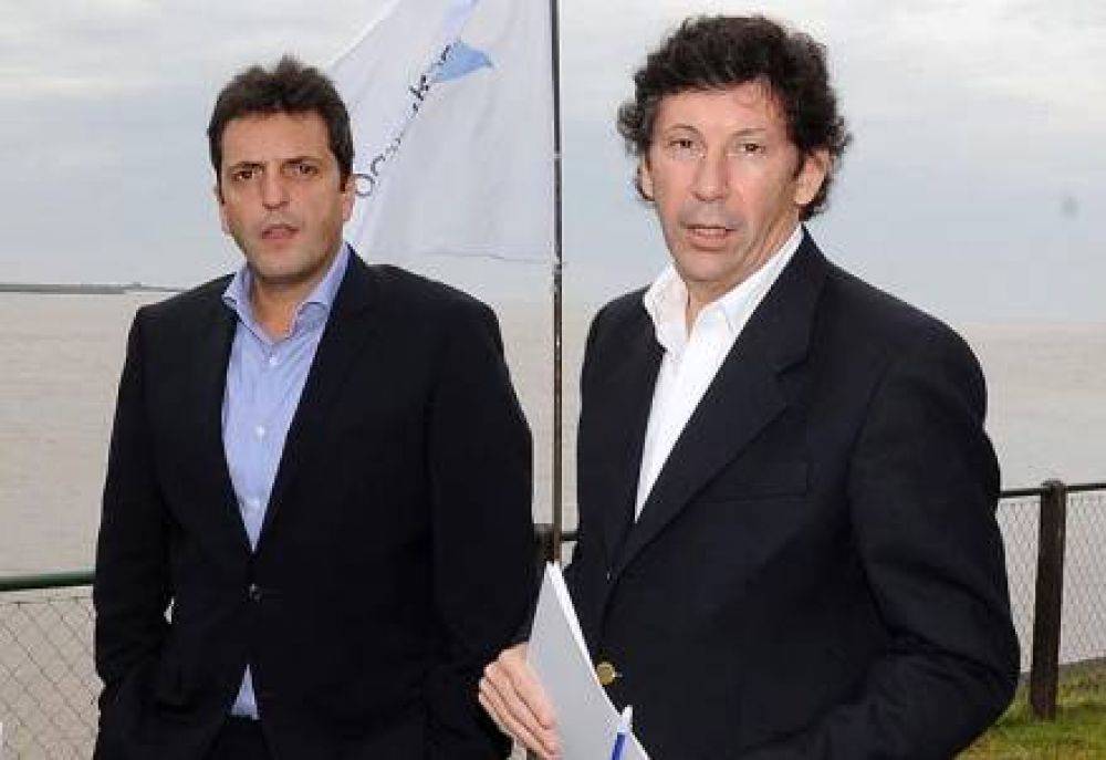 El oficialismo acusa a Massa de sumar a un exagente de la "maldita polic�a"