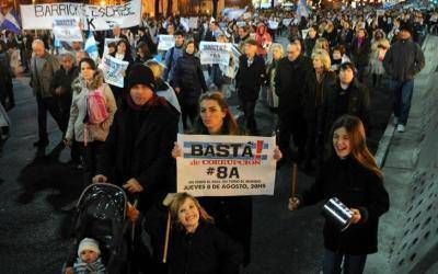 Cacerolazo: Con poca convocatoria realizaron las protestas del #8A