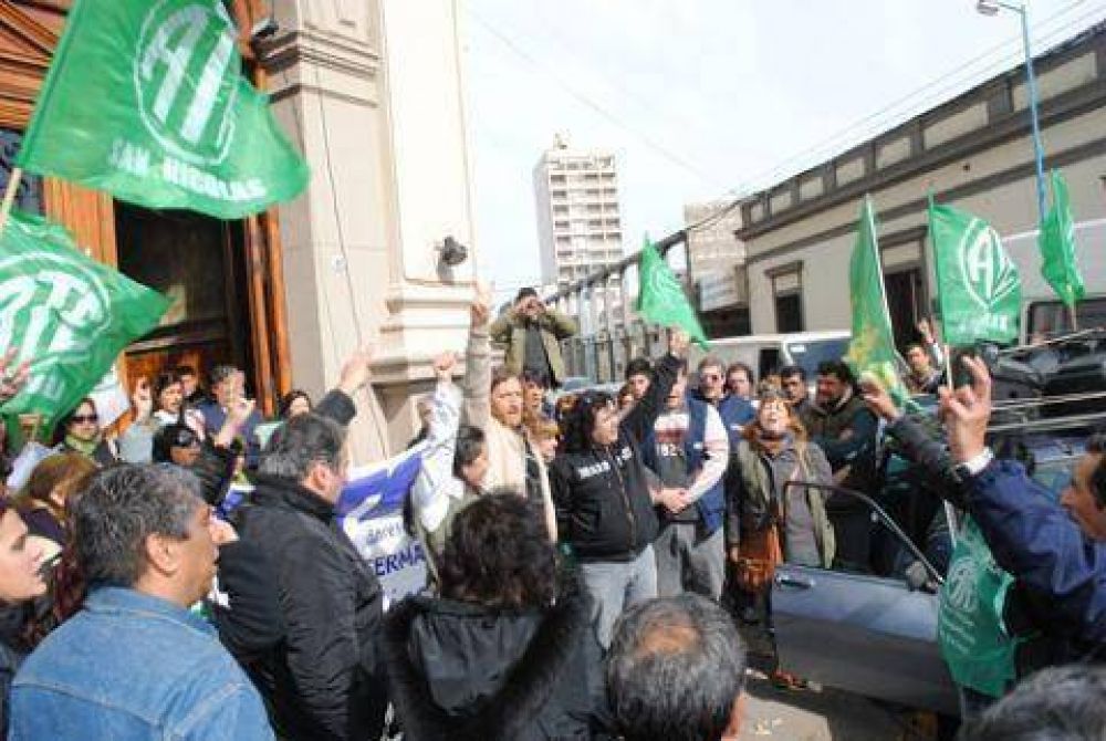 Reprimen a los trabajadores de ATE en San Nicol�s 	  