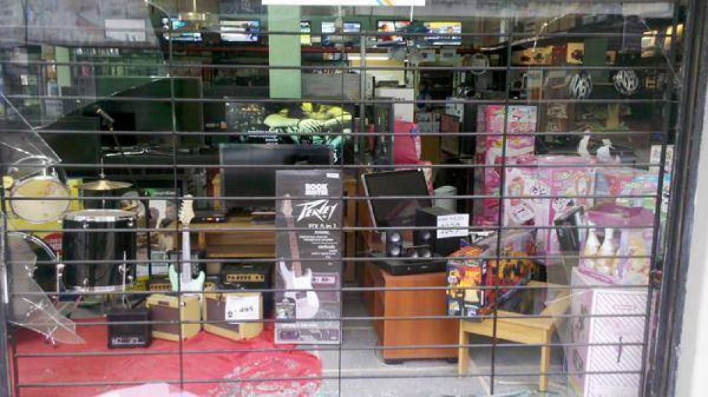 Due�os de muebler�a no denuncian robo al comercio