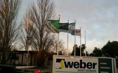 Weber Saint-Gobain denuncia bloqueo de Moyano en sus plantas de Florencio Varela y Tortuguitas