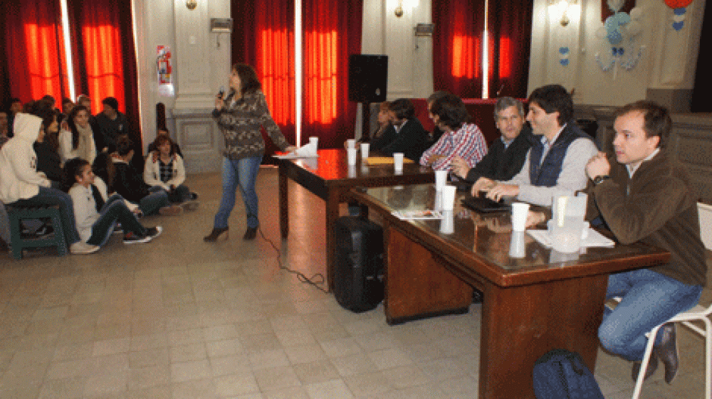 Los candidatos frente a los alumnos de la Escuela Normal 
