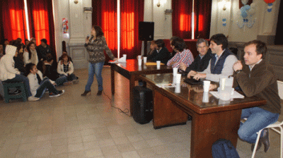 Los candidatos frente a los alumnos de la Escuela Normal 