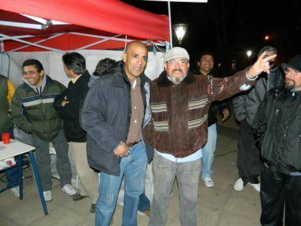 Municipales montaron una carpa frente al Palacio