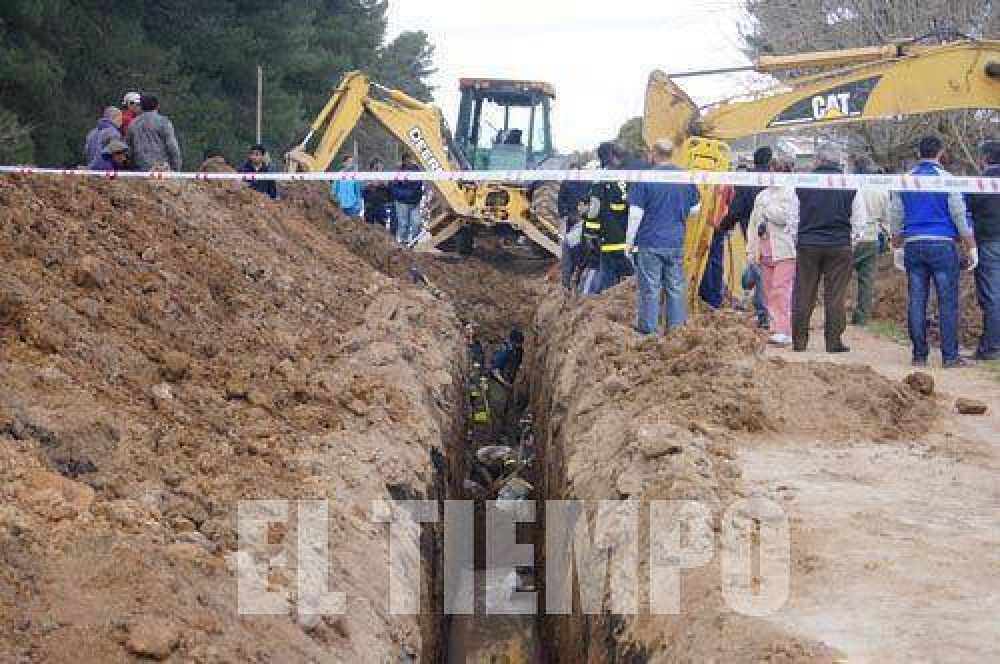 Murieron dos trabajadores, al desmoronarse un talud de tierra en el interior de una zanja