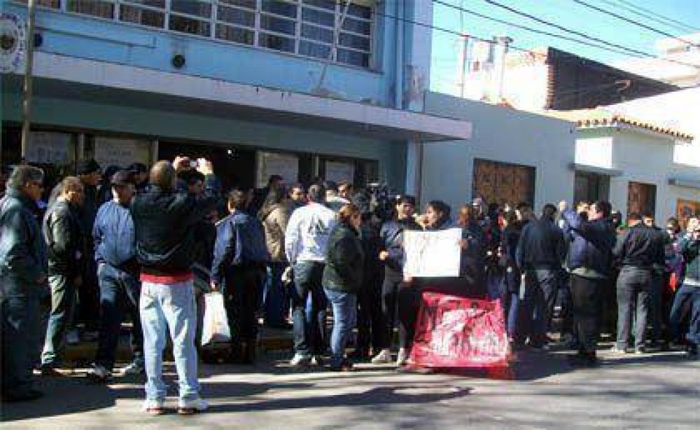 Polic�as auto acuartelados: abandonaron el edificio de la URII y negocian con el Gobierno