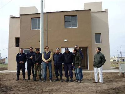 El intendente entreg� dos casas del Plan Polic�a