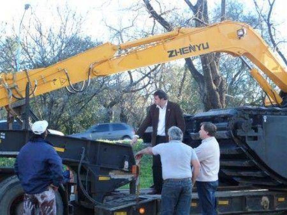 LLeg� a Luj�n una retroexcavadora anfibia para limpiar el R�o