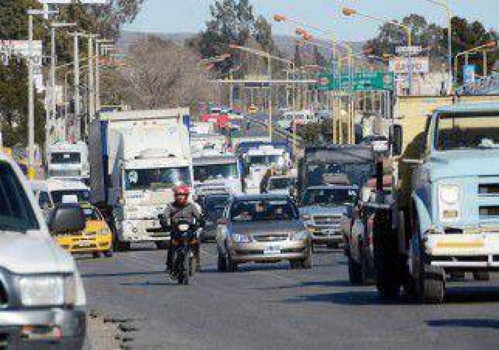 Tres piquetes en los accesos a la ciudad generaron caos vehicular 