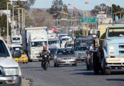 Tres piquetes en los accesos a la ciudad generaron caos vehicular 