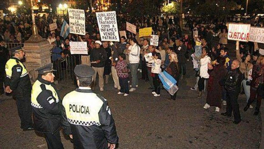 Cientos de tucumanos acompaaron el cacerolazo nacional del 8A