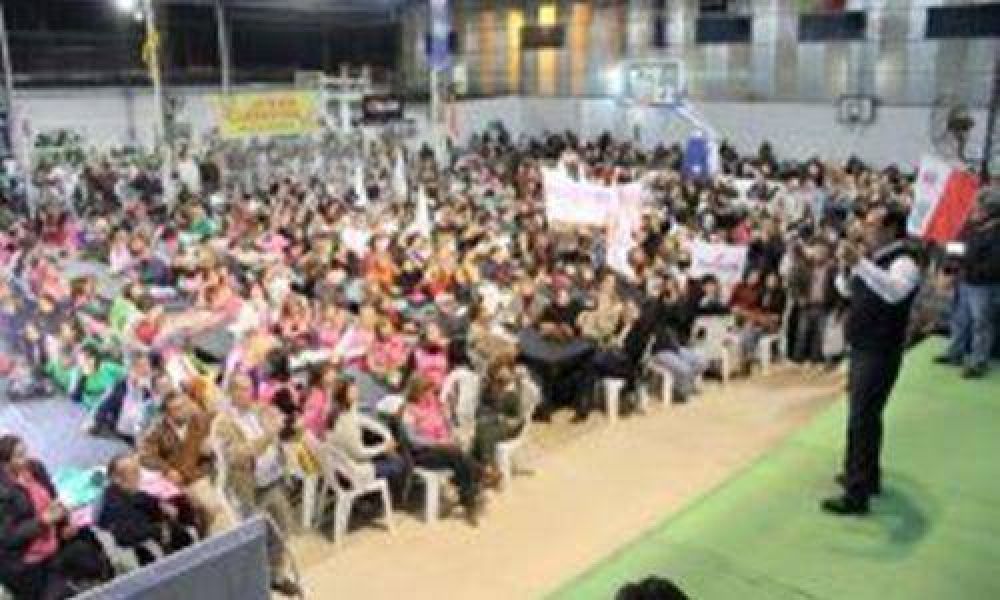 Gustavo Vald�s cerr� su campa�a con el apoyo de Ricardo Colombi
