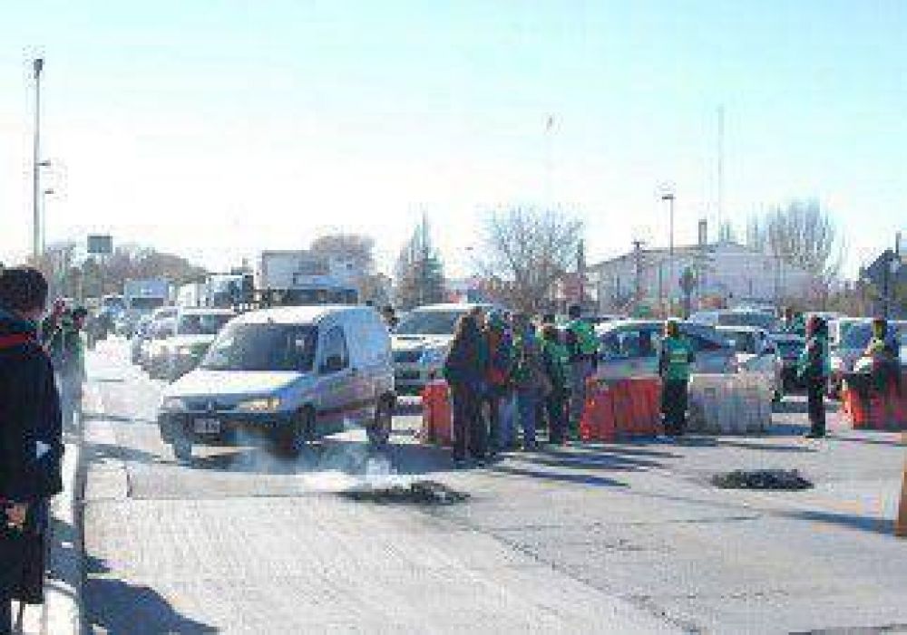 ATE bloque� los puentes y Weretilneck anunci� descuento del d�a de paro