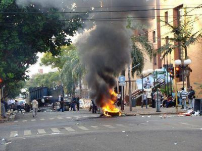 Contin�a la protesta: calles cortadas y quema de gomas frente a la municipalidad