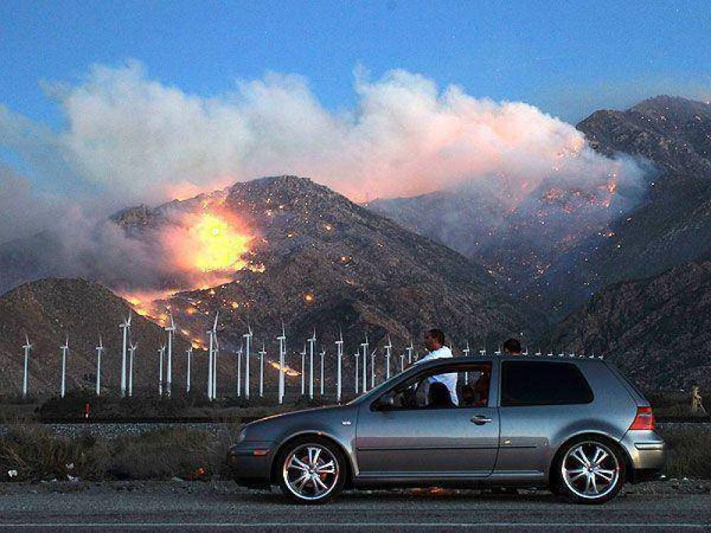 Miles de evacuados por incendio en California