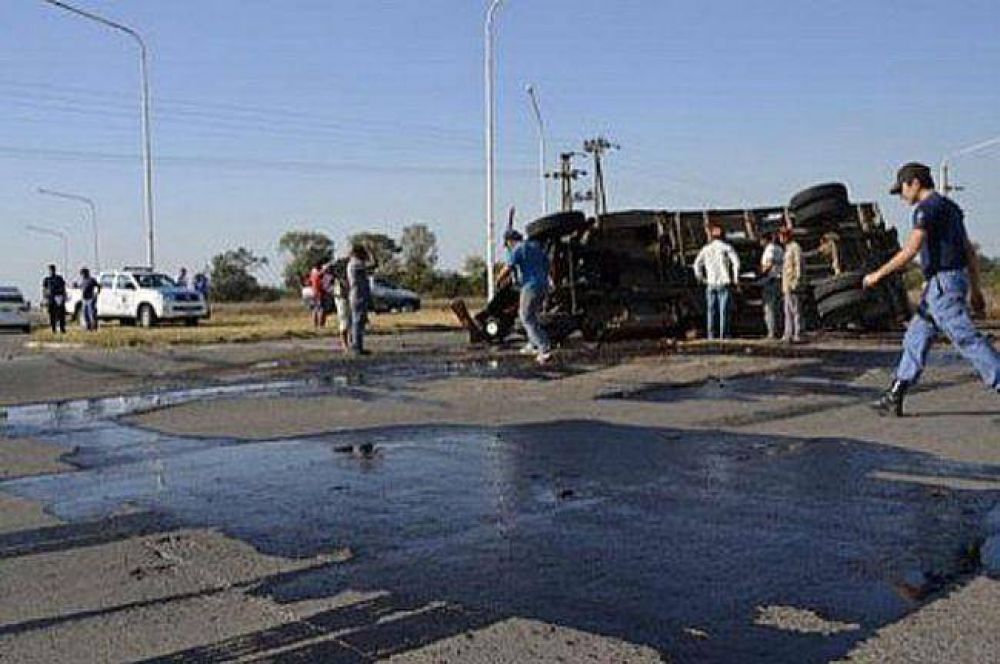 Fuerte choque entre cami�n y camioneta en el cruce de rutas 95 y 6