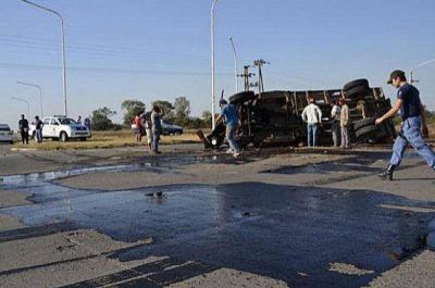 Fuerte choque entre cami�n y camioneta en el cruce de rutas 95 y 6