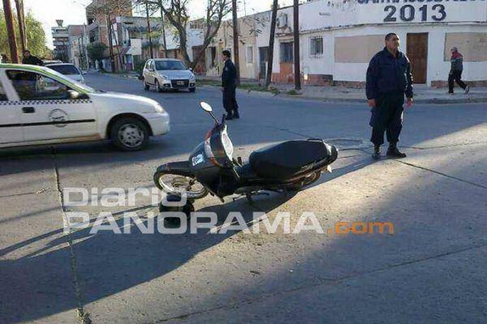 Un motociclista herido tras chocar con una camioneta en La Plata y Santa Cruz