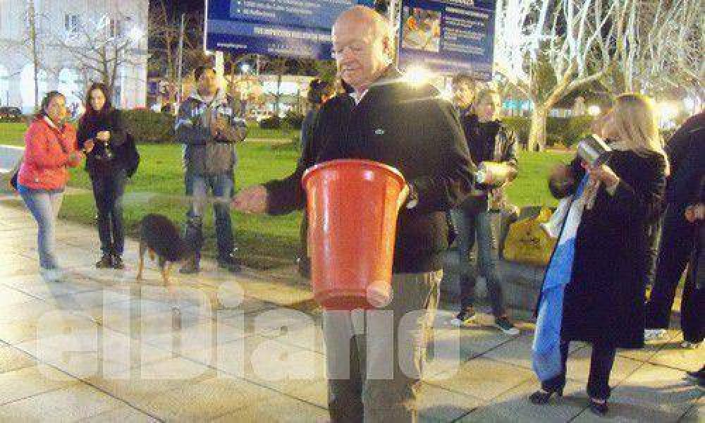 Herrera cerr� la campa�a con un cacerolazo en la plaza