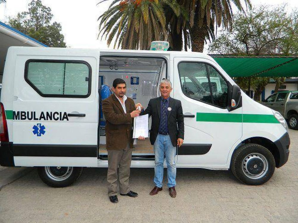 El Gobierno de la provincia entreg� ambulancia al Hospital de Suncho Corral